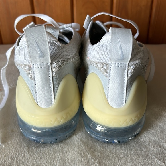 Nike Air Vapormax 2021 FK WMNS Size 7.5 US WMNS SKU DC4112-100 - Picture 5 of 8